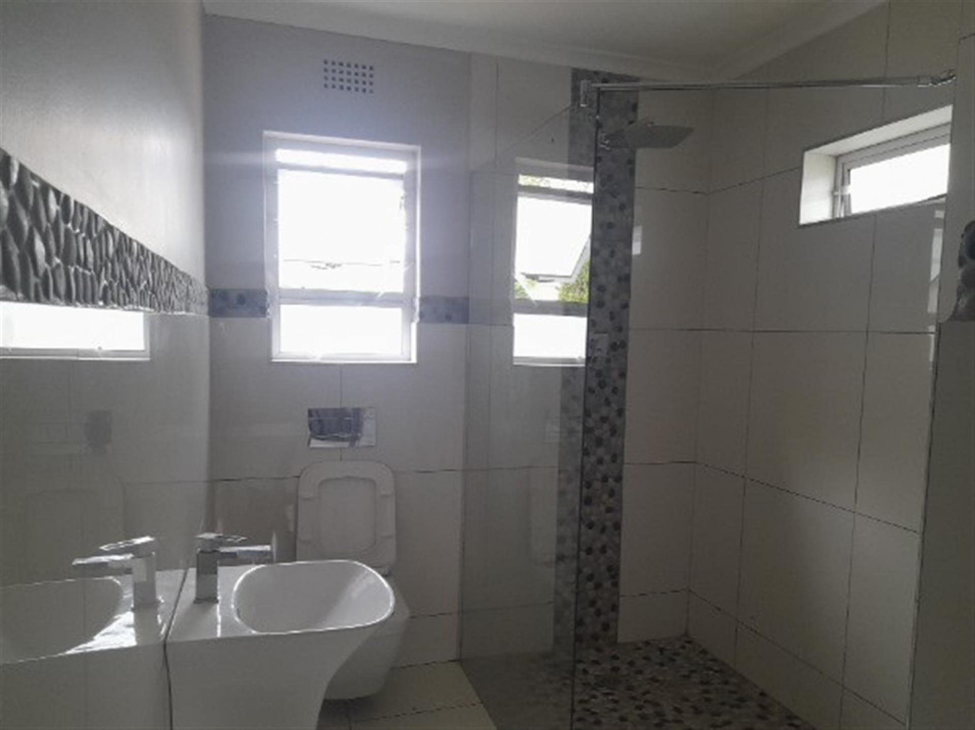 Main Bathroom of property in Paarl