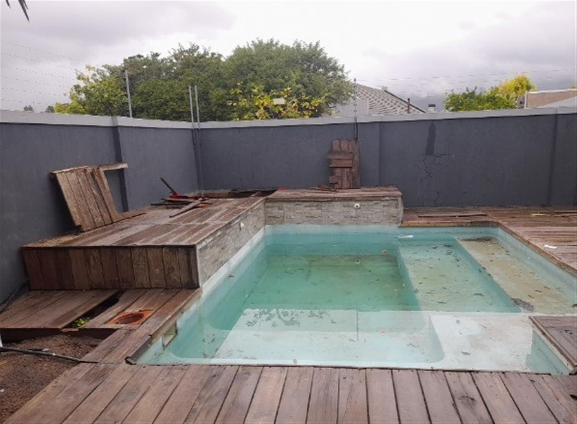 Swimming Pool of property in Paarl