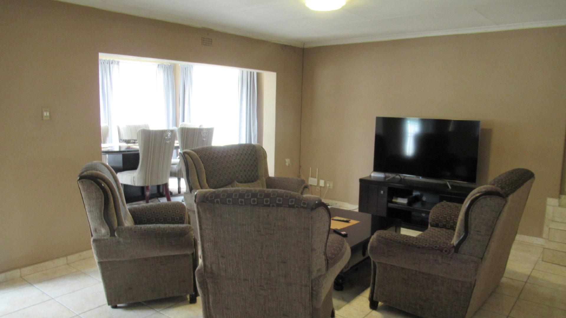 Lounges - 43 square meters of property in Sasolburg
