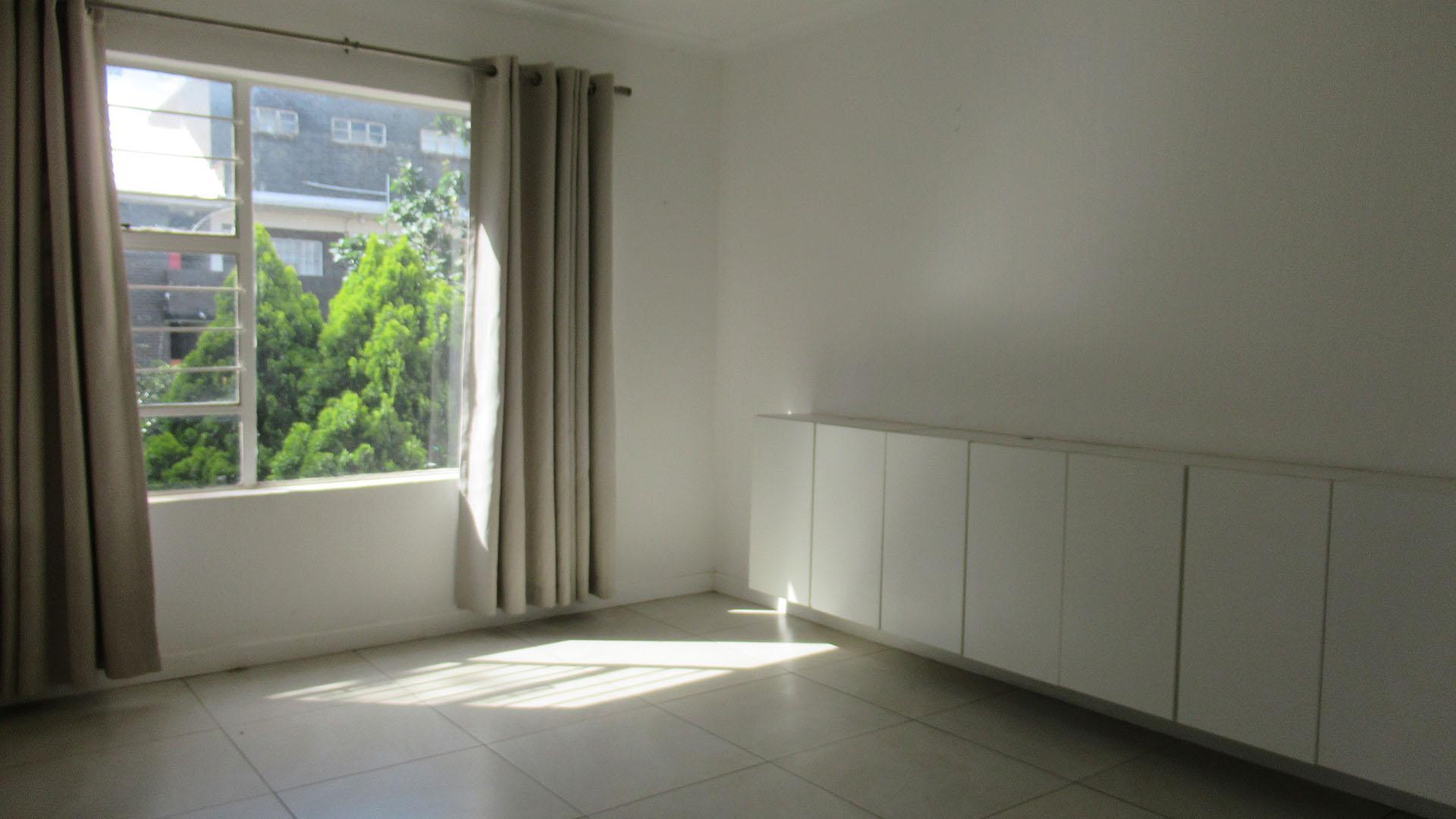 Lounges - 17 square meters of property in Linden