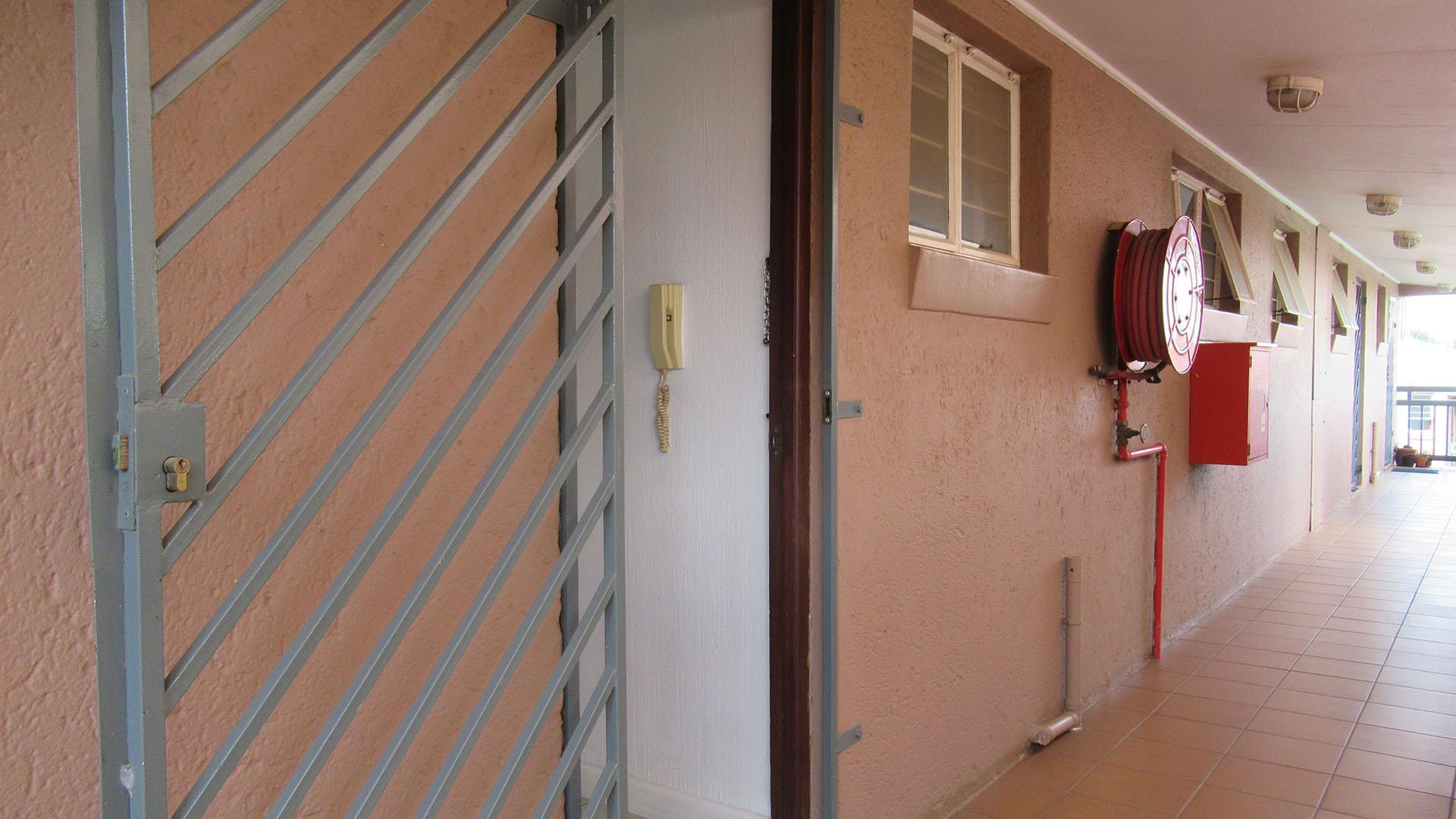 Front View of property in Linden