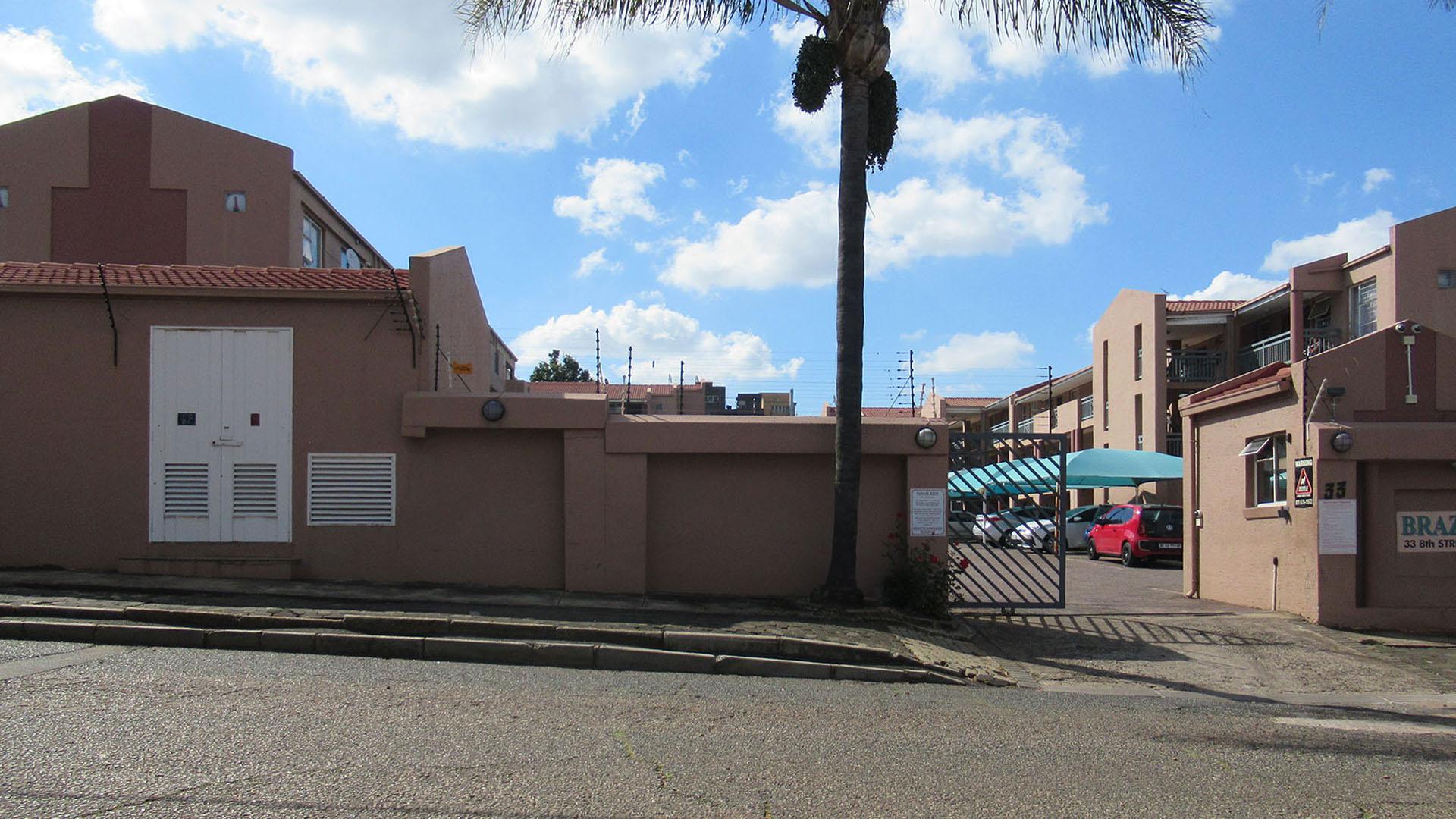 Front View of property in Linden