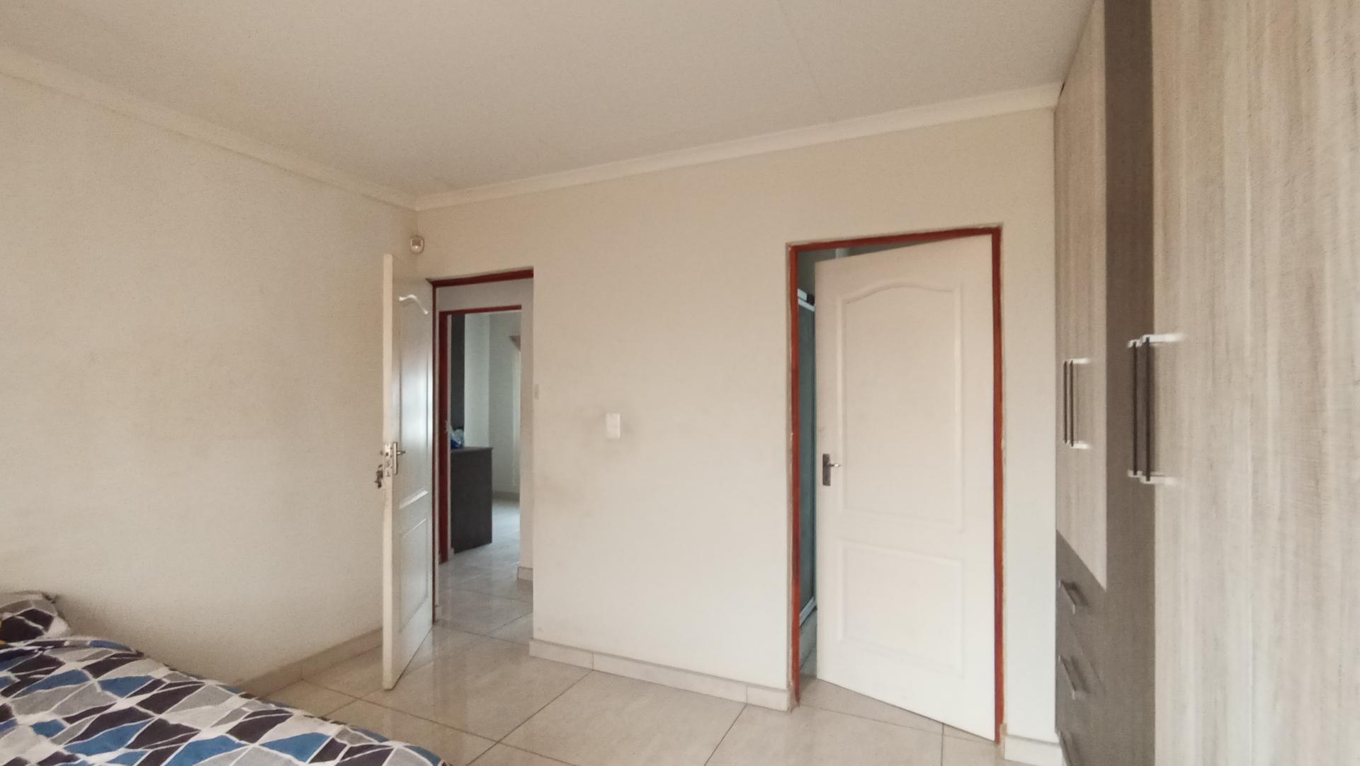 Main Bedroom - 13 square meters of property in Klippoortje