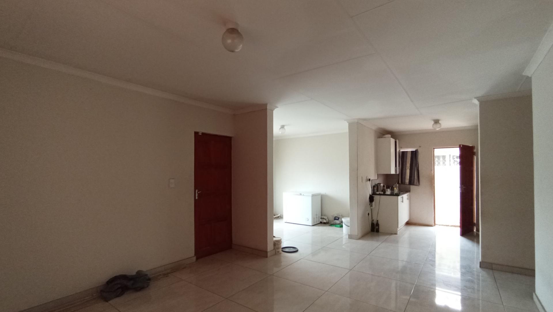 Lounges - 15 square meters of property in Klippoortje