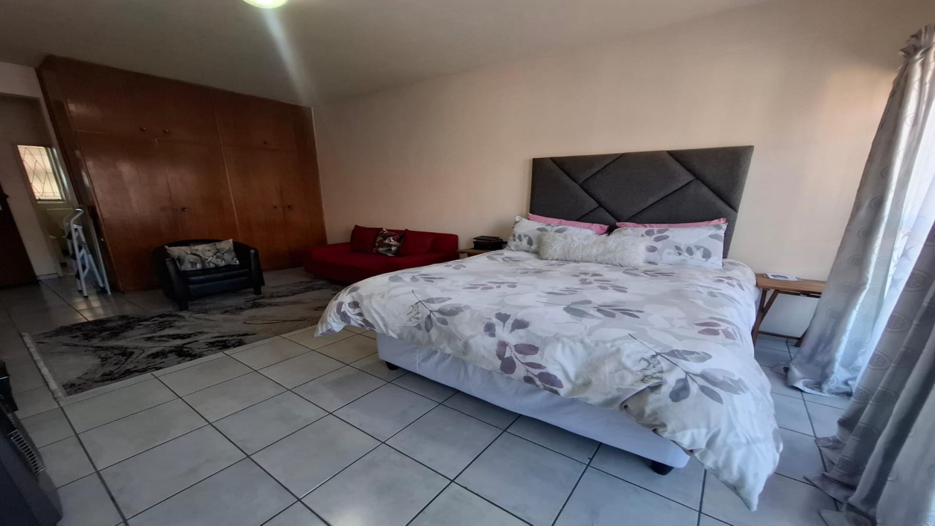 Bed Room 1 of property in Bloemfontein