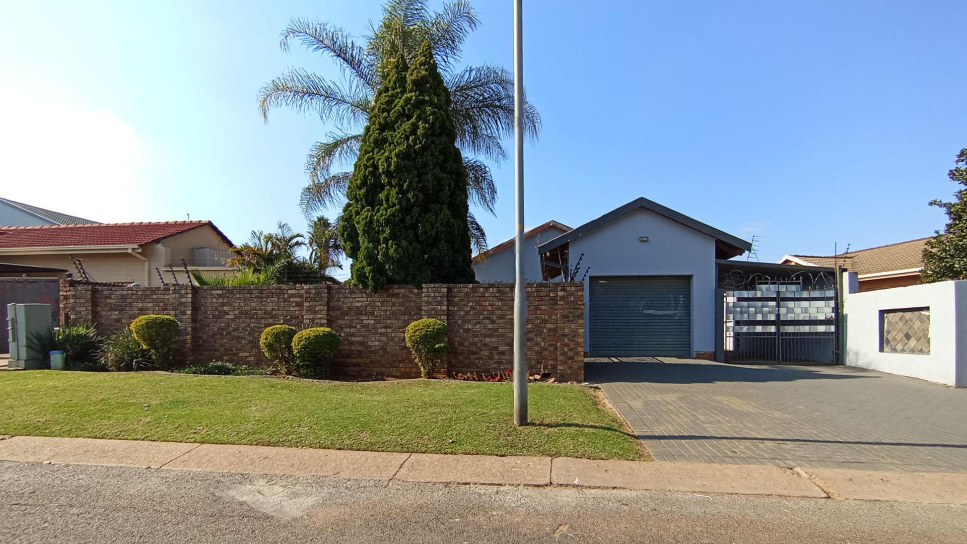 Front View of property in Eersterust