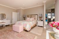 Main Bedroom - 41 square meters of property in Waterkloof Heights