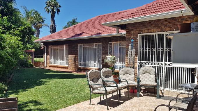 4 Bedroom House to Rent in Rooihuiskraal - Property to rent - MR533272