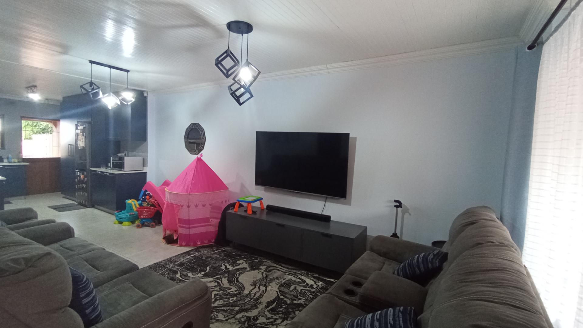 Lounges - 26 square meters of property in Shallcross 