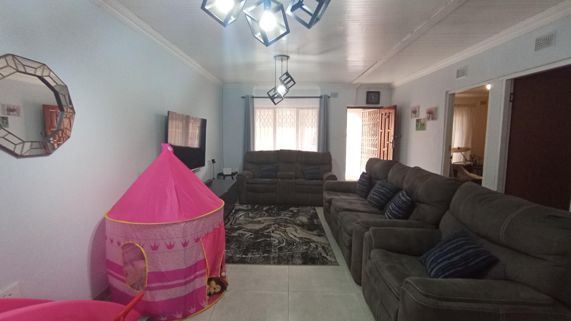 Lounges - 26 square meters of property in Shallcross 
