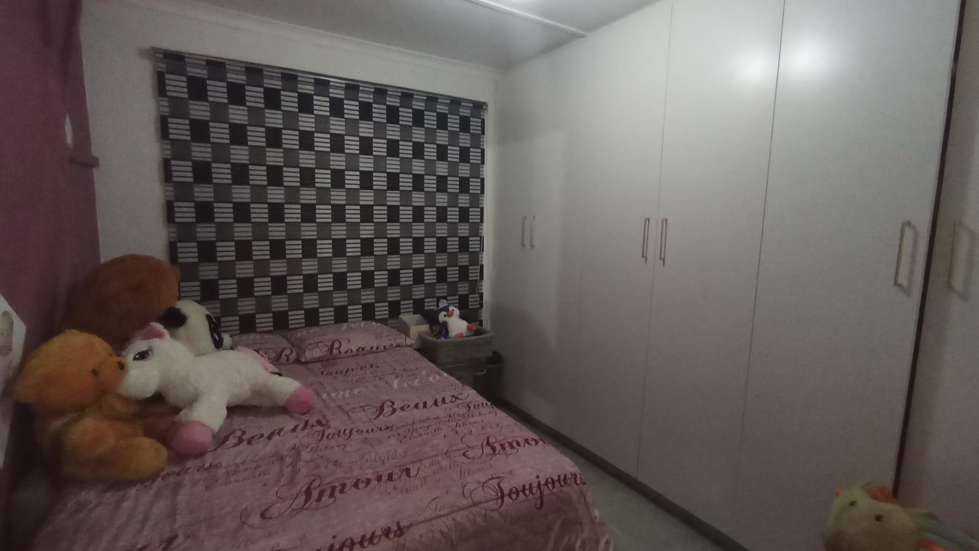 Bed Room 1 - 9 square meters of property in Shallcross 
