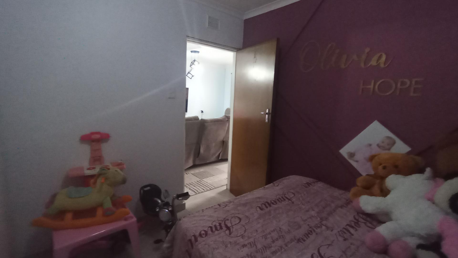 Bed Room 1 - 9 square meters of property in Shallcross 