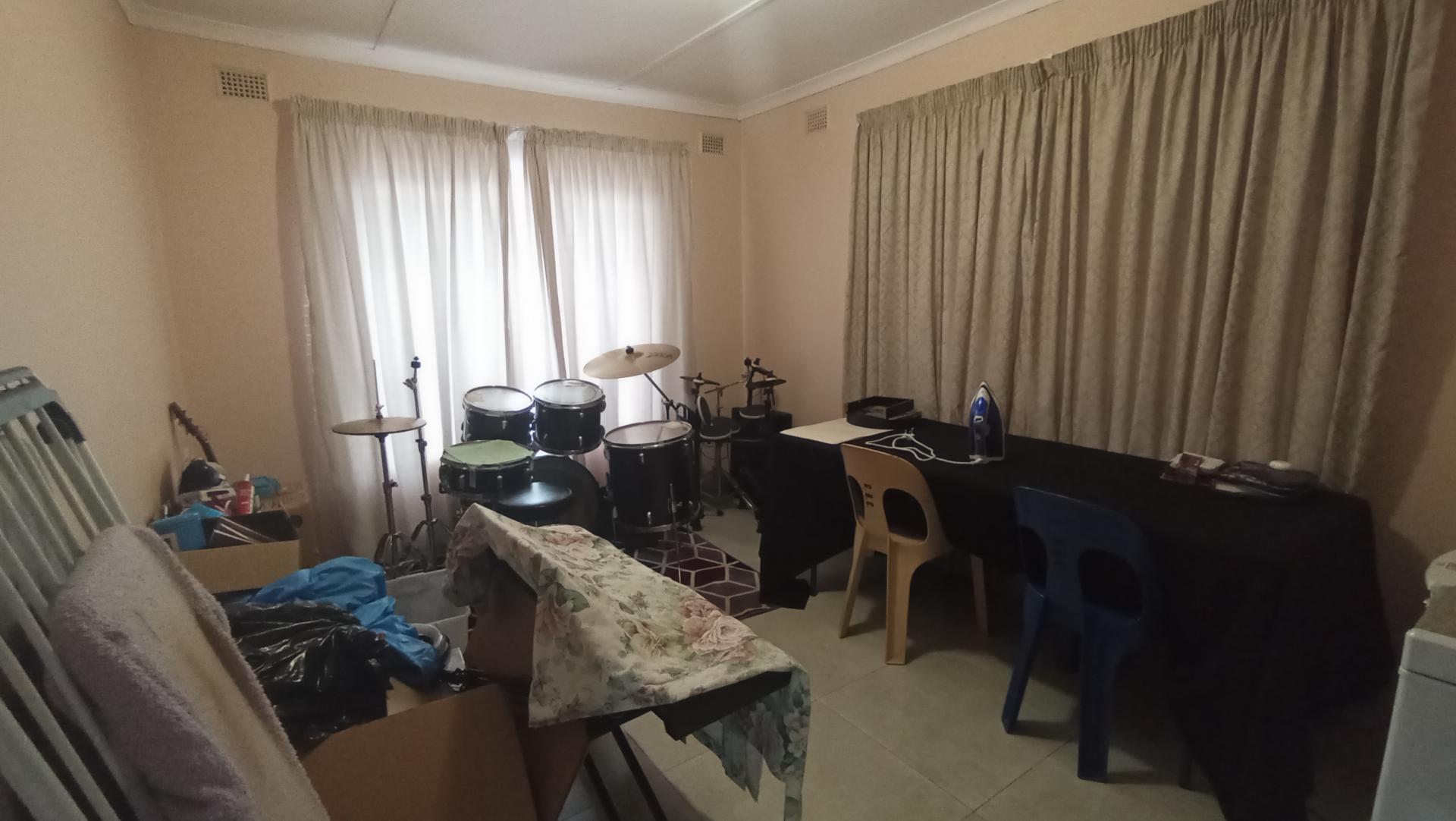 Spaces - 3 square meters of property in Shallcross 
