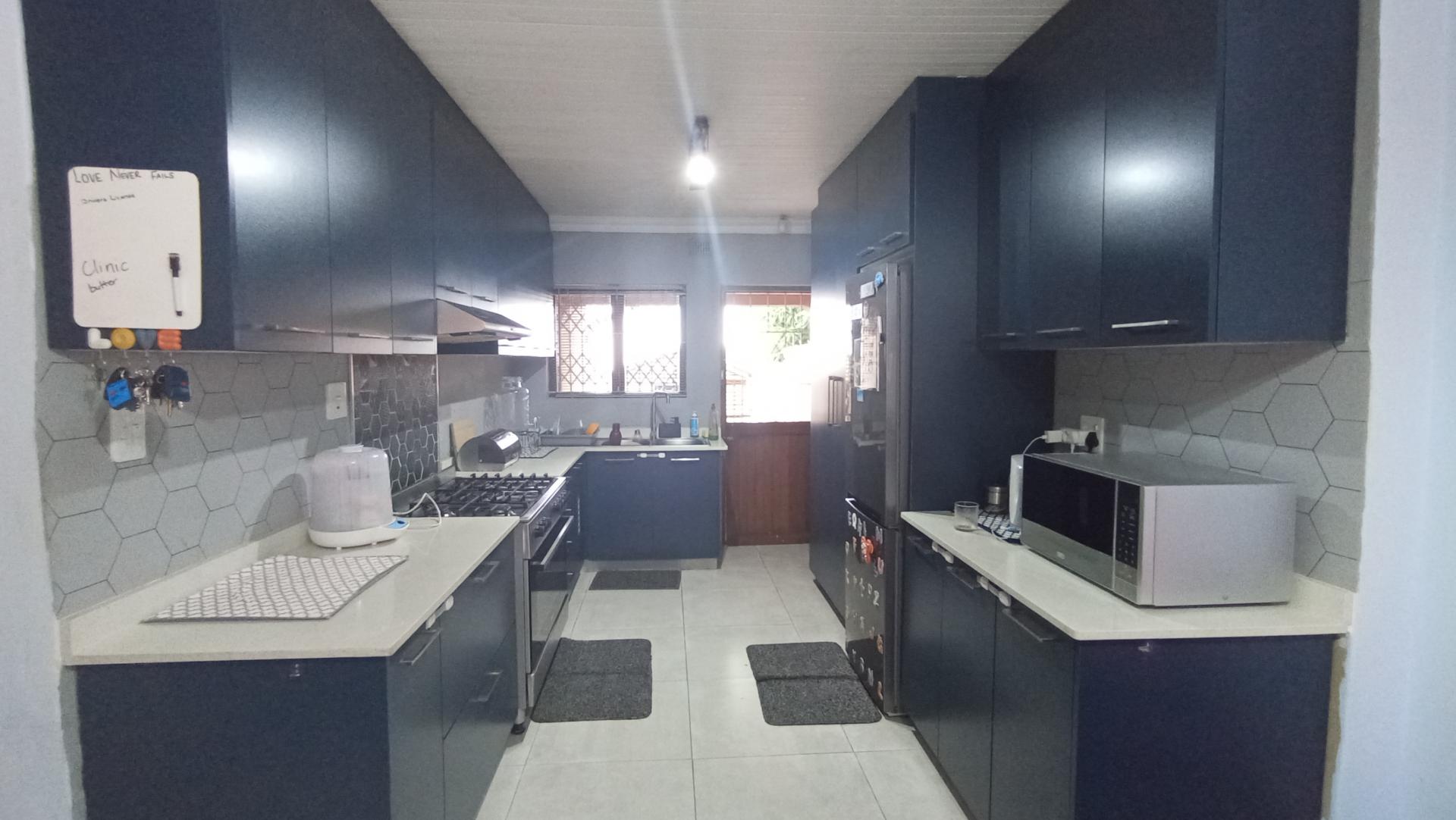 Kitchen - 7 square meters of property in Shallcross 