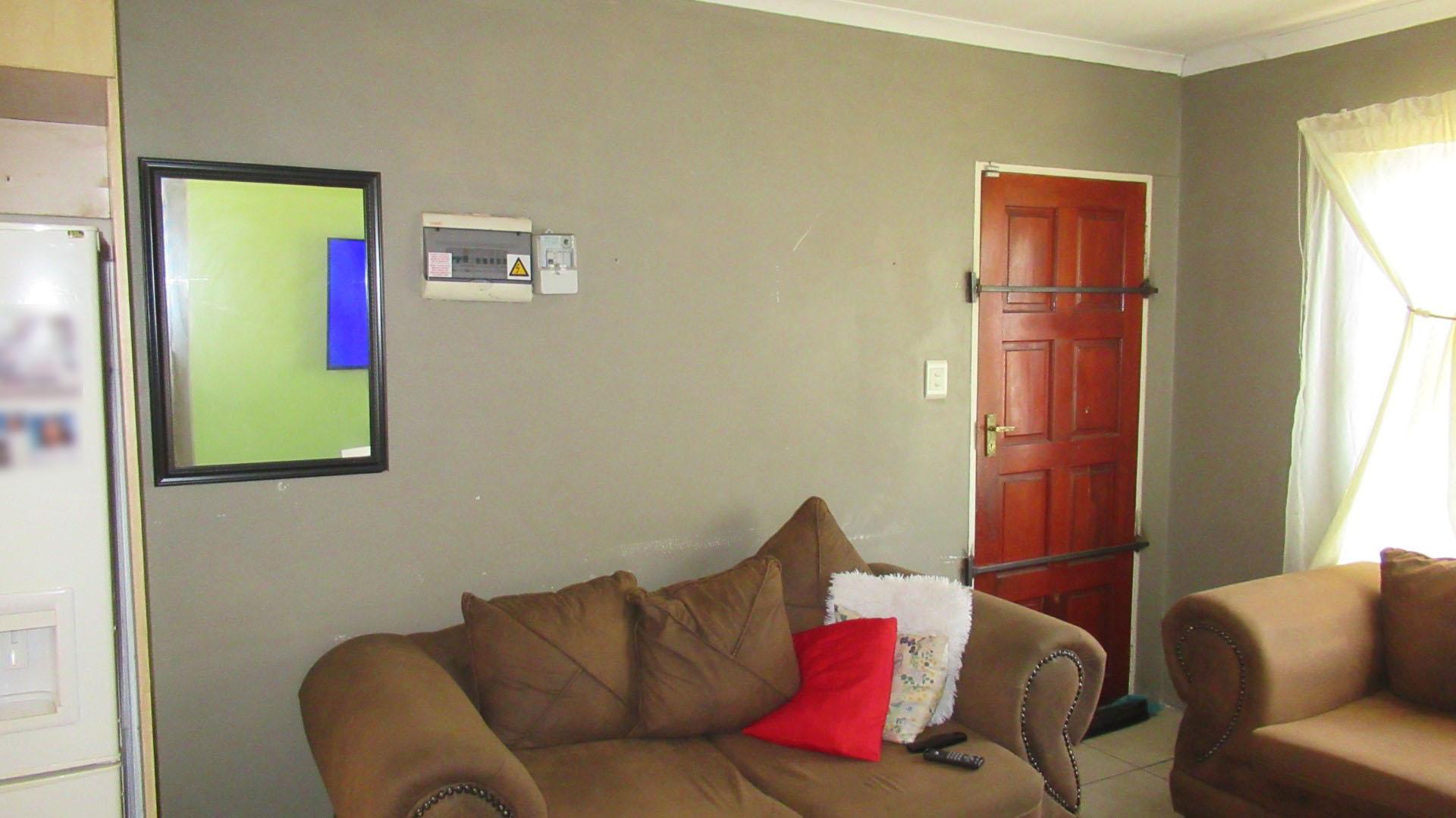 Lounges - 13 square meters of property in Terenure