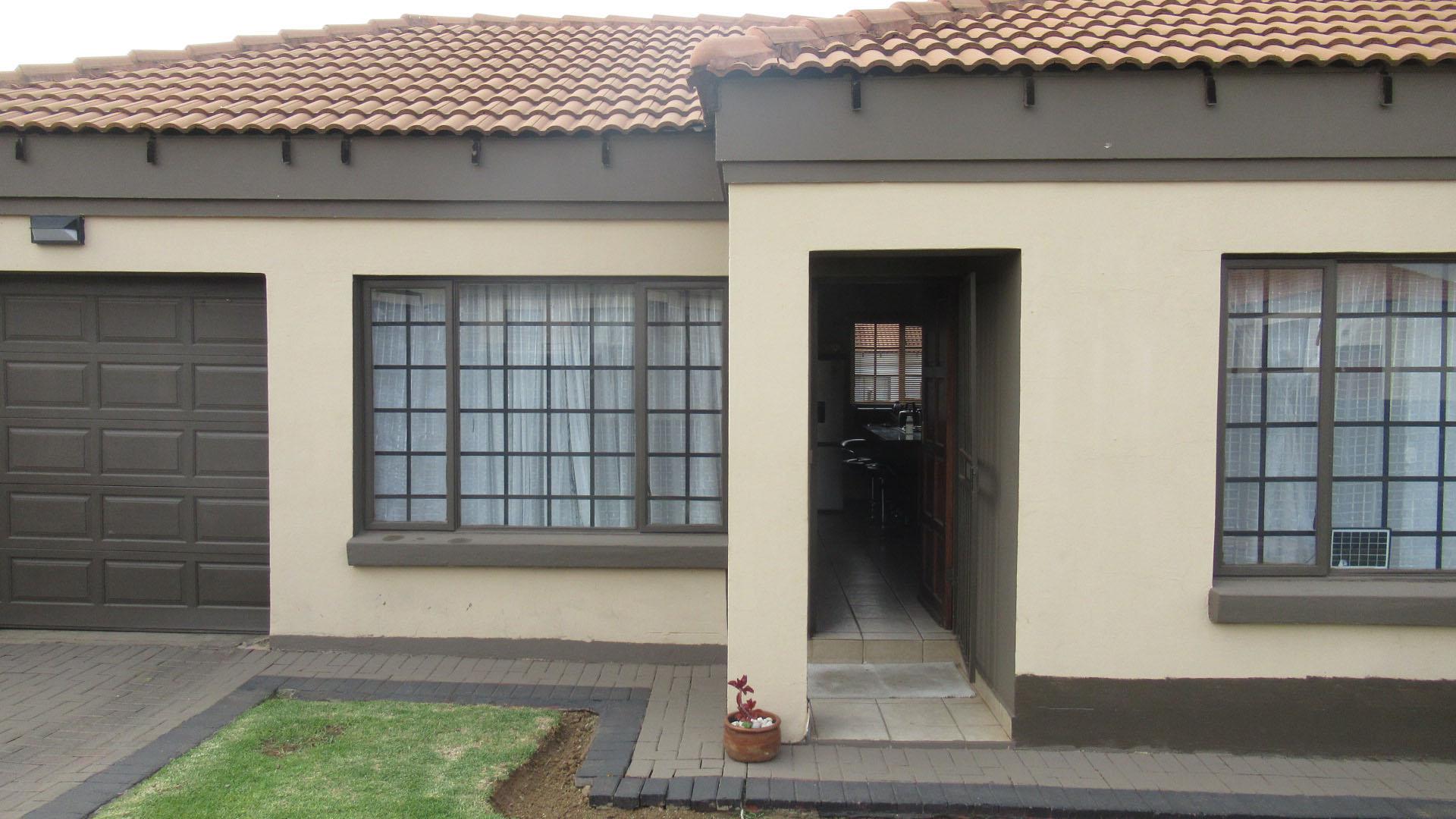 Front View of property in Jackaroo Park