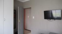 Main Bedroom - 13 square meters of property in Jackaroo Park