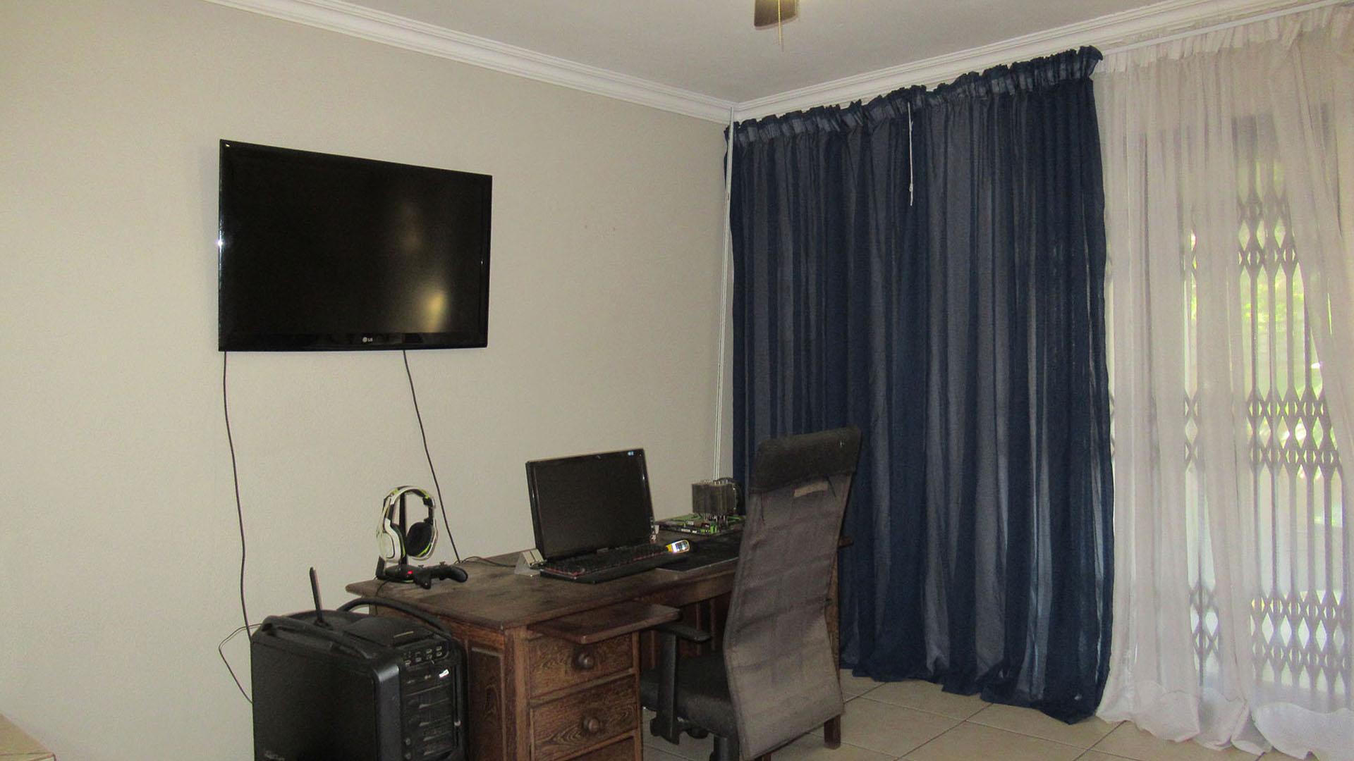 Lounges - 23 square meters of property in Northgate (JHB)