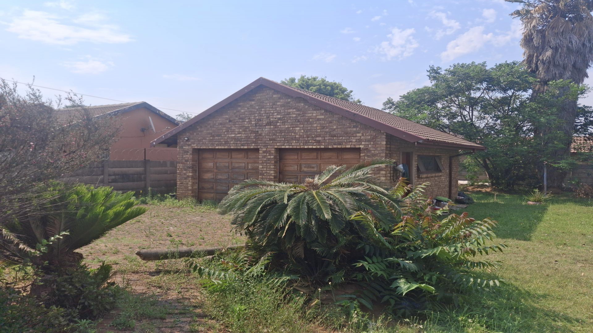 Garage of property in Riamarpark