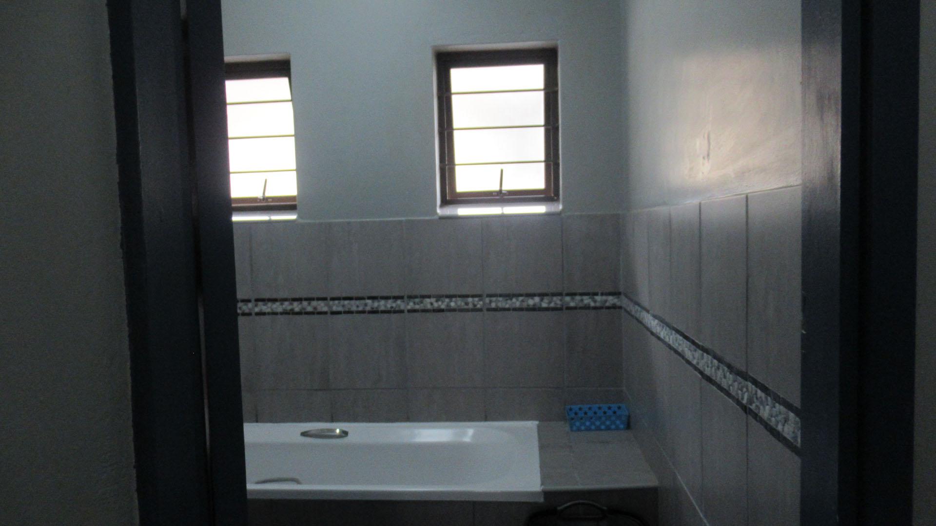 Bathroom 1 - 11 square meters of property in Carrington Heights