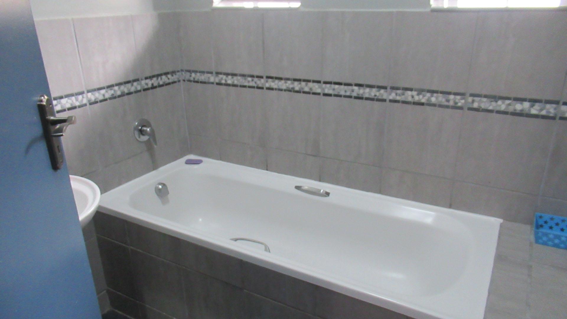 Bathroom 1 - 11 square meters of property in Carrington Heights