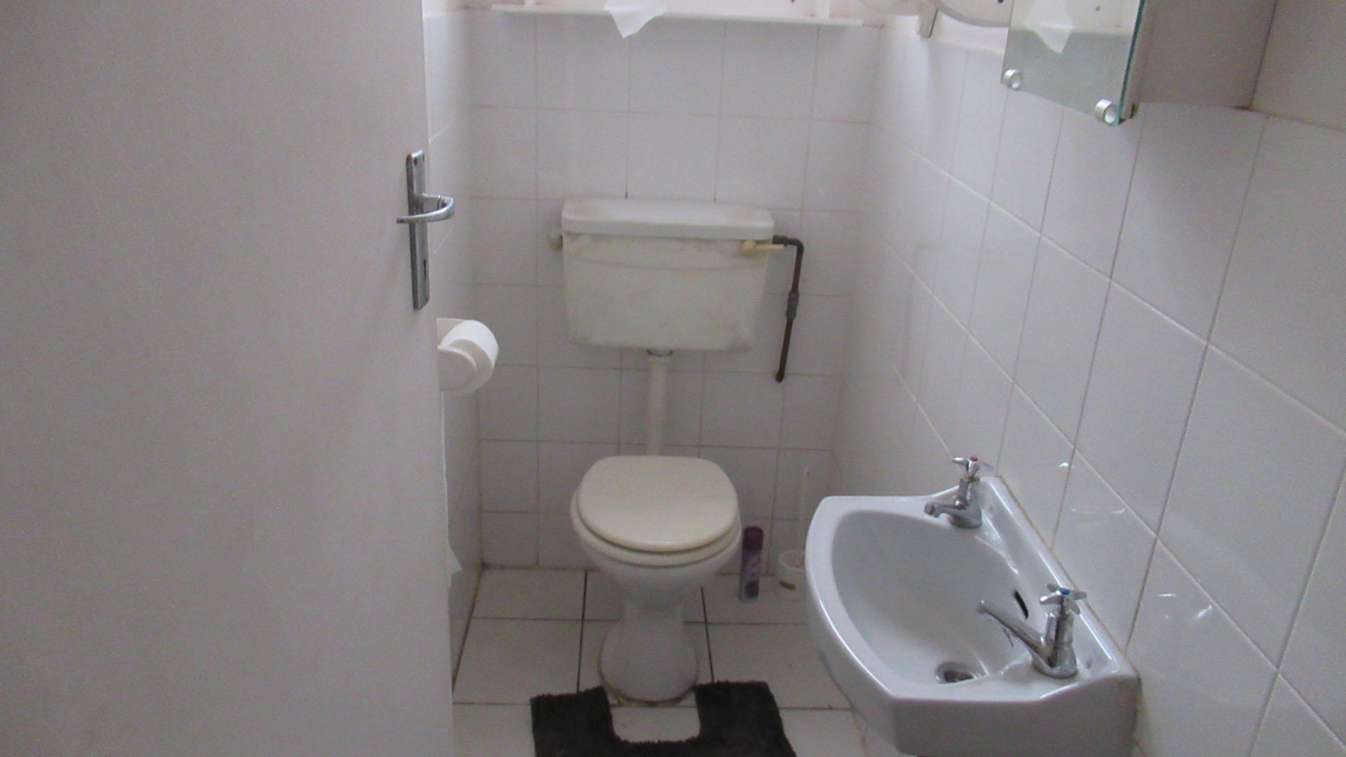 Bathroom 1 - 11 square meters of property in Carrington Heights