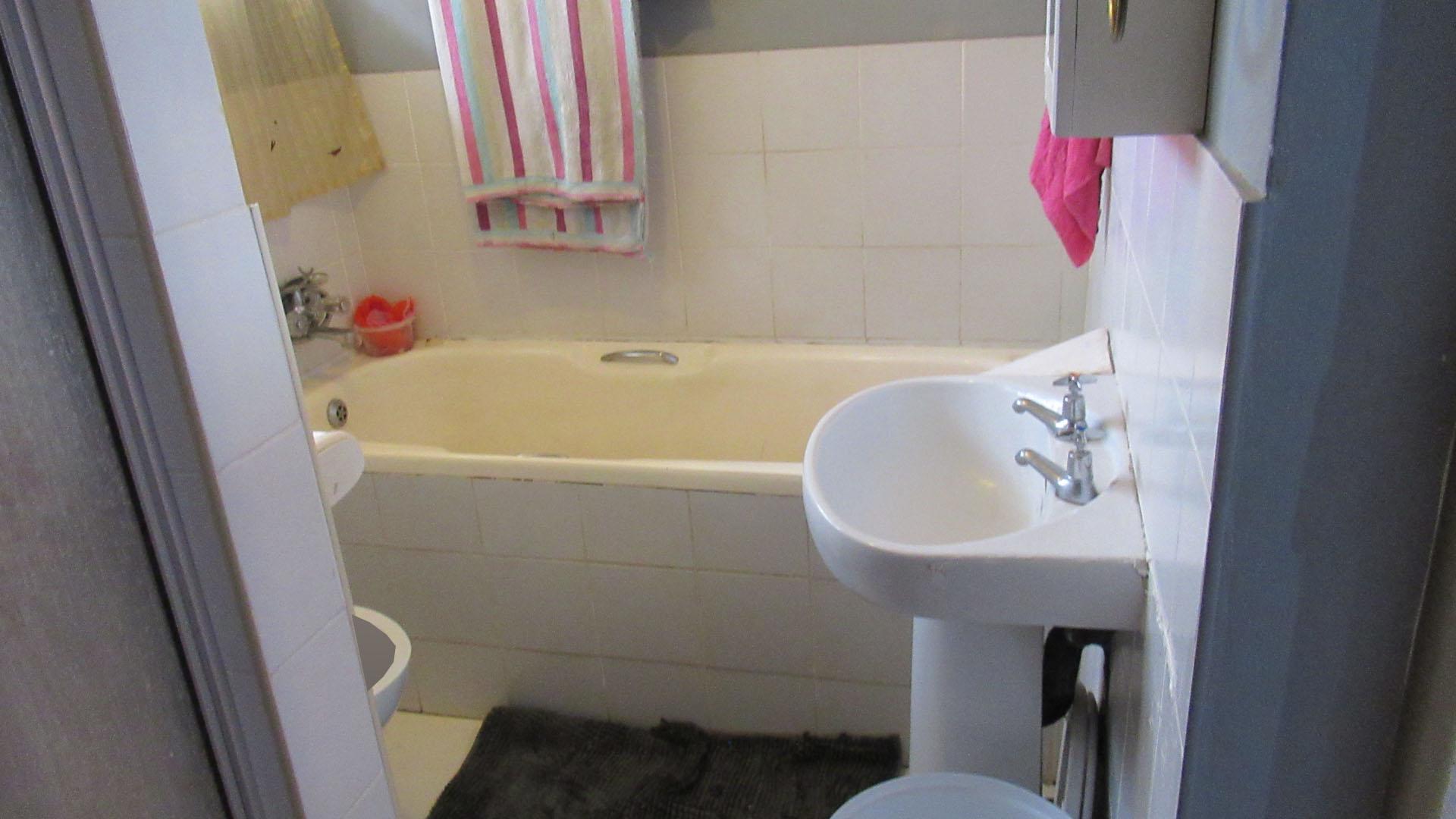 Bathroom 2 of property in Carrington Heights