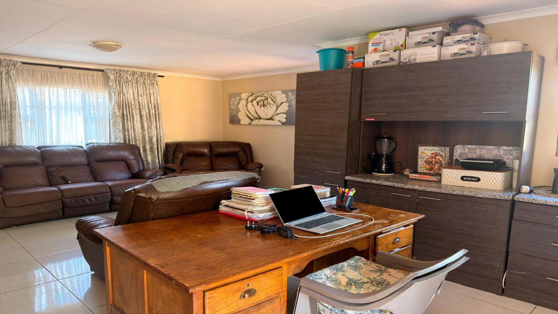 Lounges of property in The Orchards