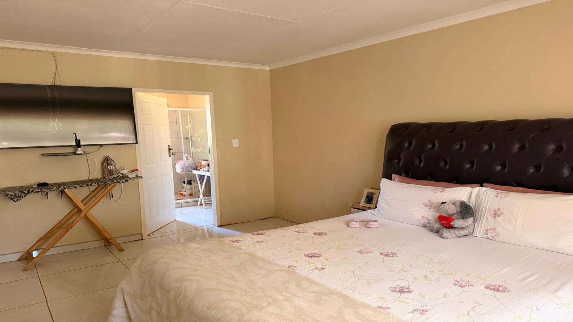 Bed Room 1 of property in The Orchards