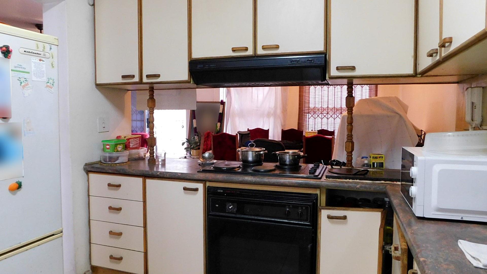 Kitchen - 10 square meters of property in Oaklands - DBN