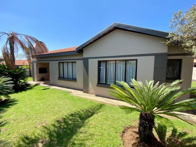 2 Bedroom Simplex to Rent in Silver Lakes Golf Estate - Property to rent - MR534583