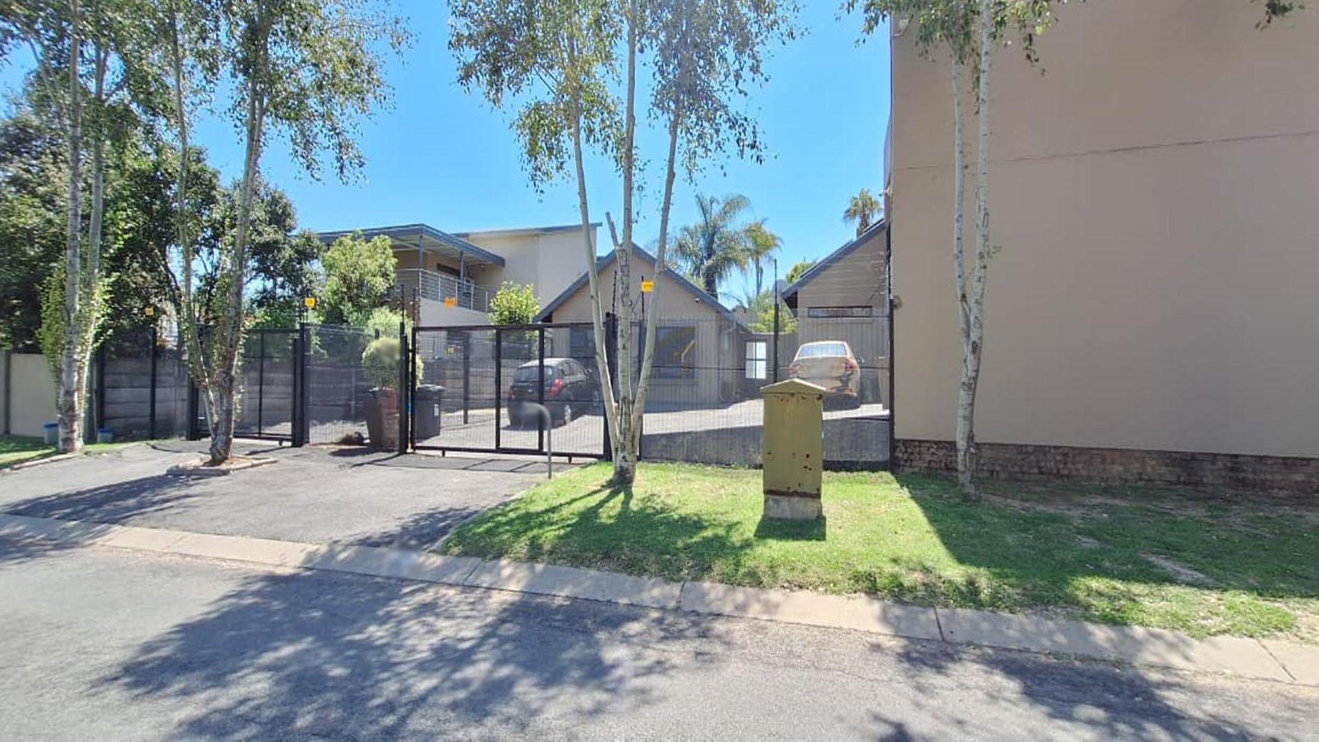 Front View of property in Glen Marais