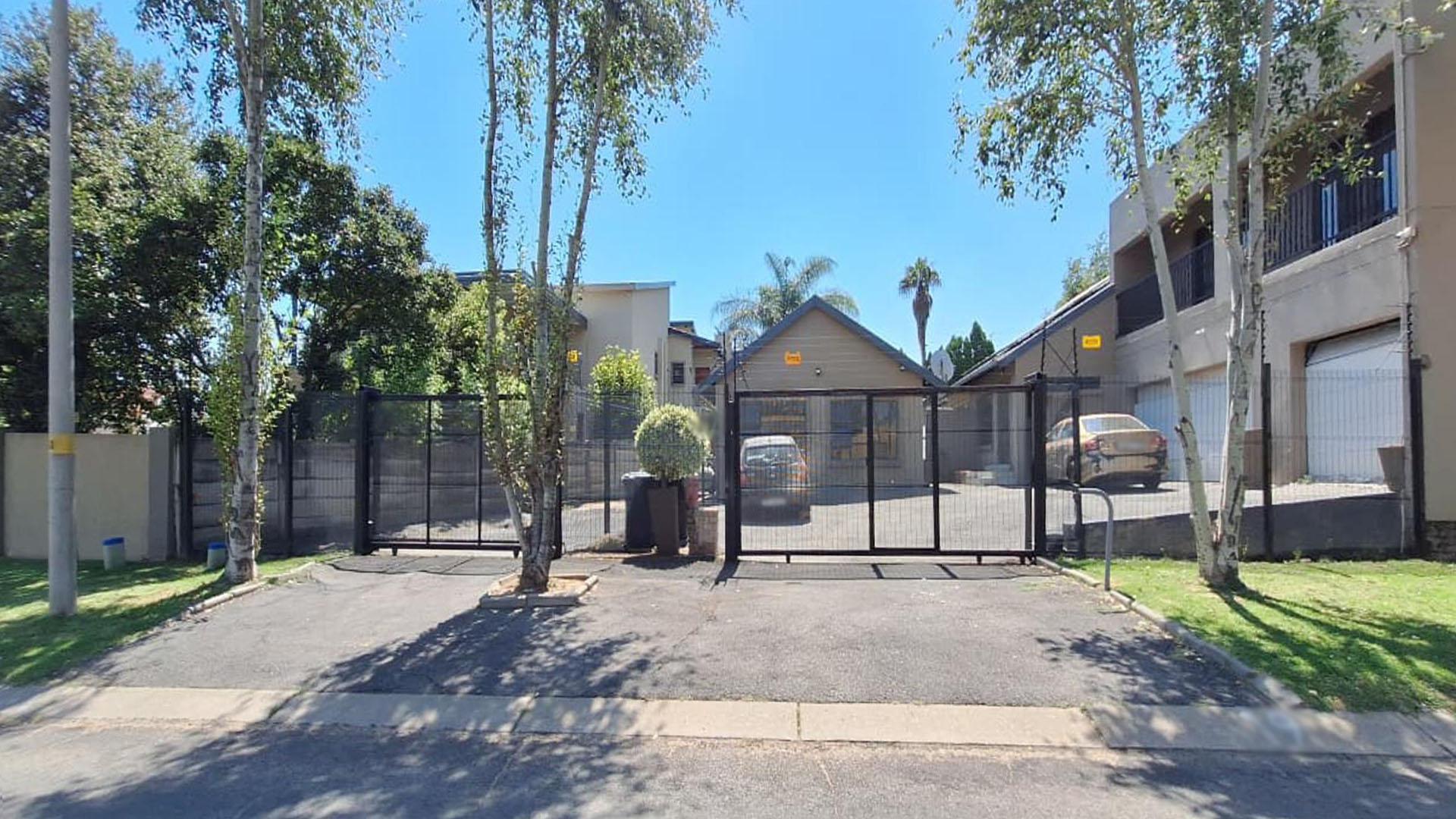 Front View of property in Glen Marais