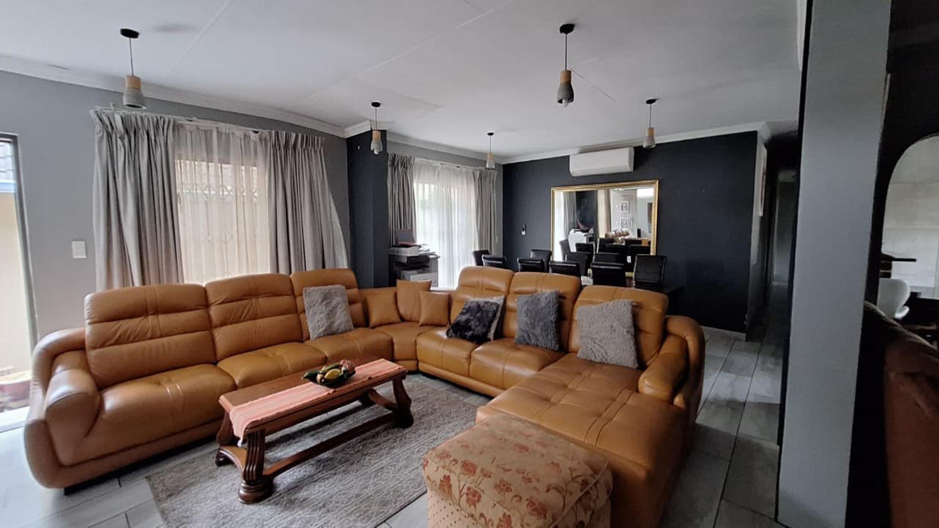 Lounges - 68 square meters of property in Glen Marais