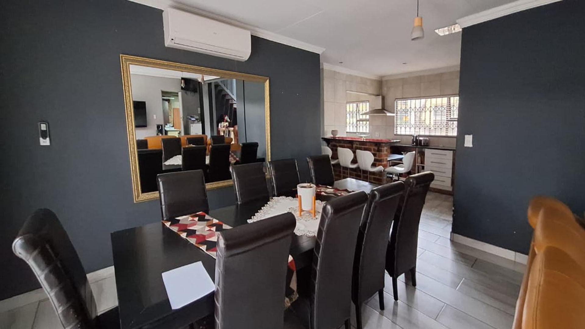 Dining Room - 23 square meters of property in Glen Marais