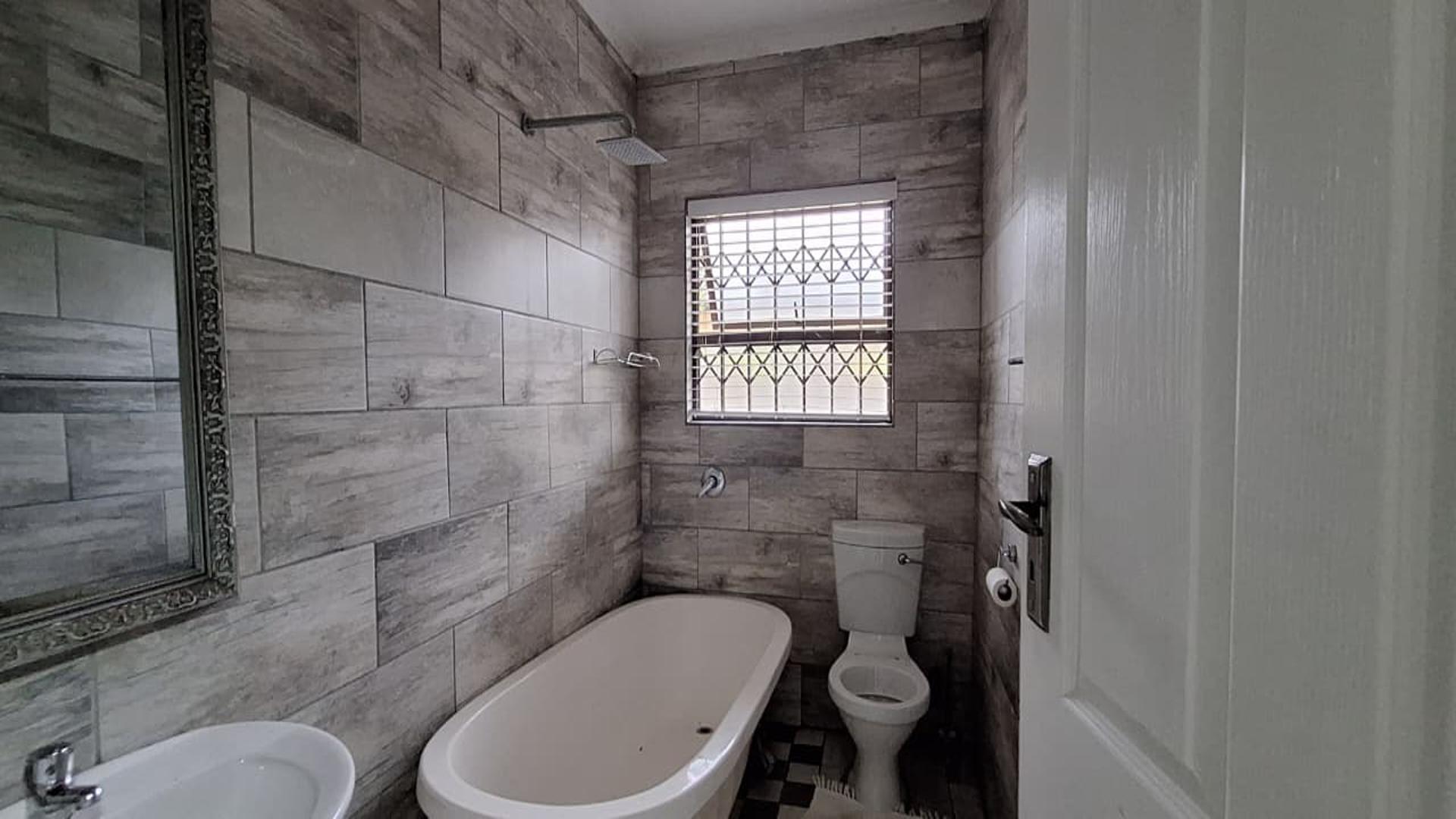 Bathroom 1 - 5 square meters of property in Glen Marais