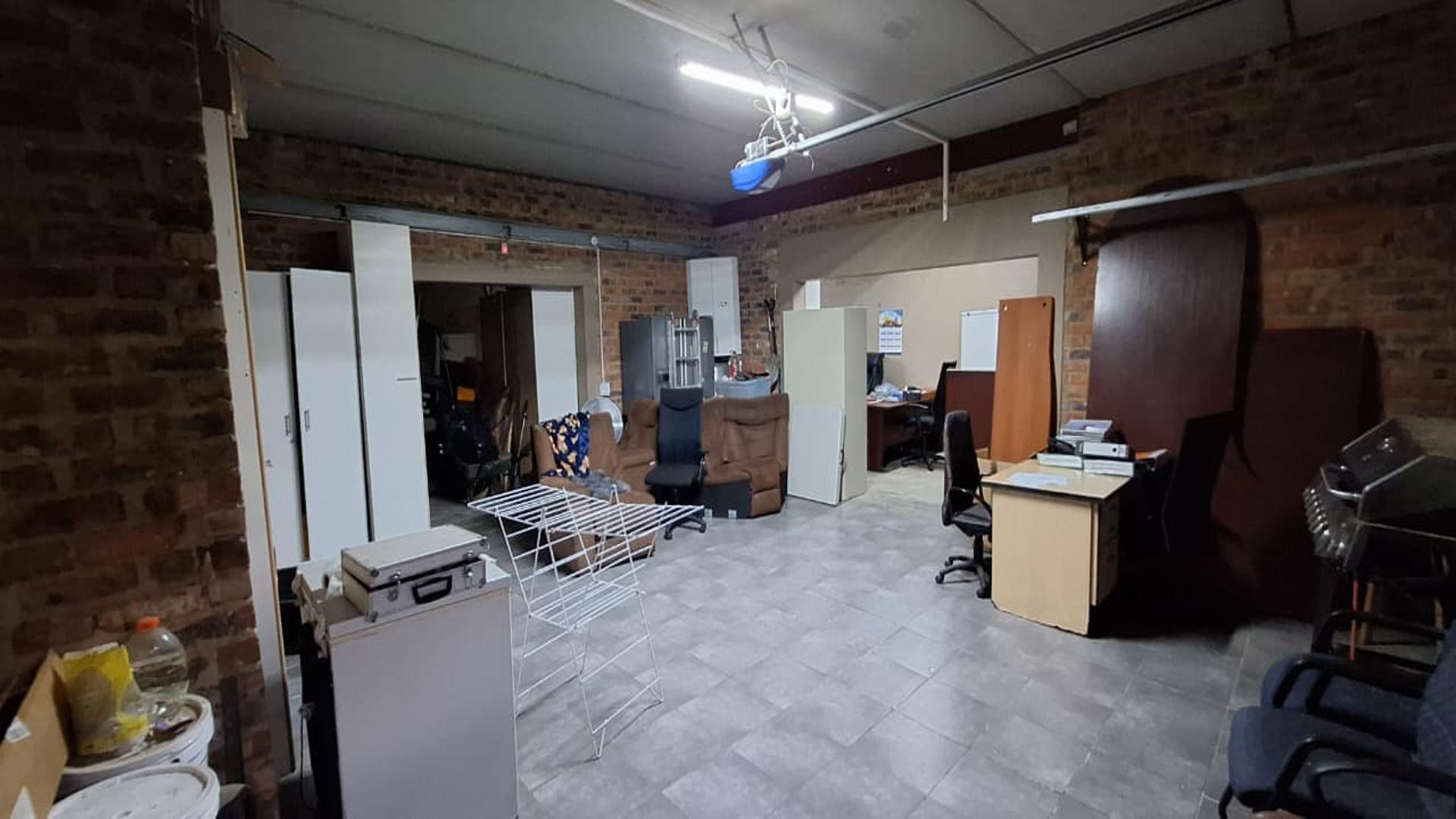 Garage - 106 square meters of property in Glen Marais