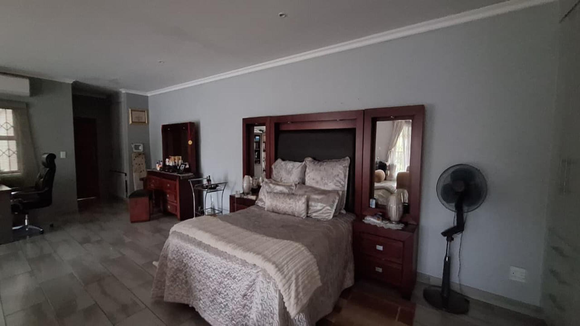 Main Bedroom - 26 square meters of property in Glen Marais