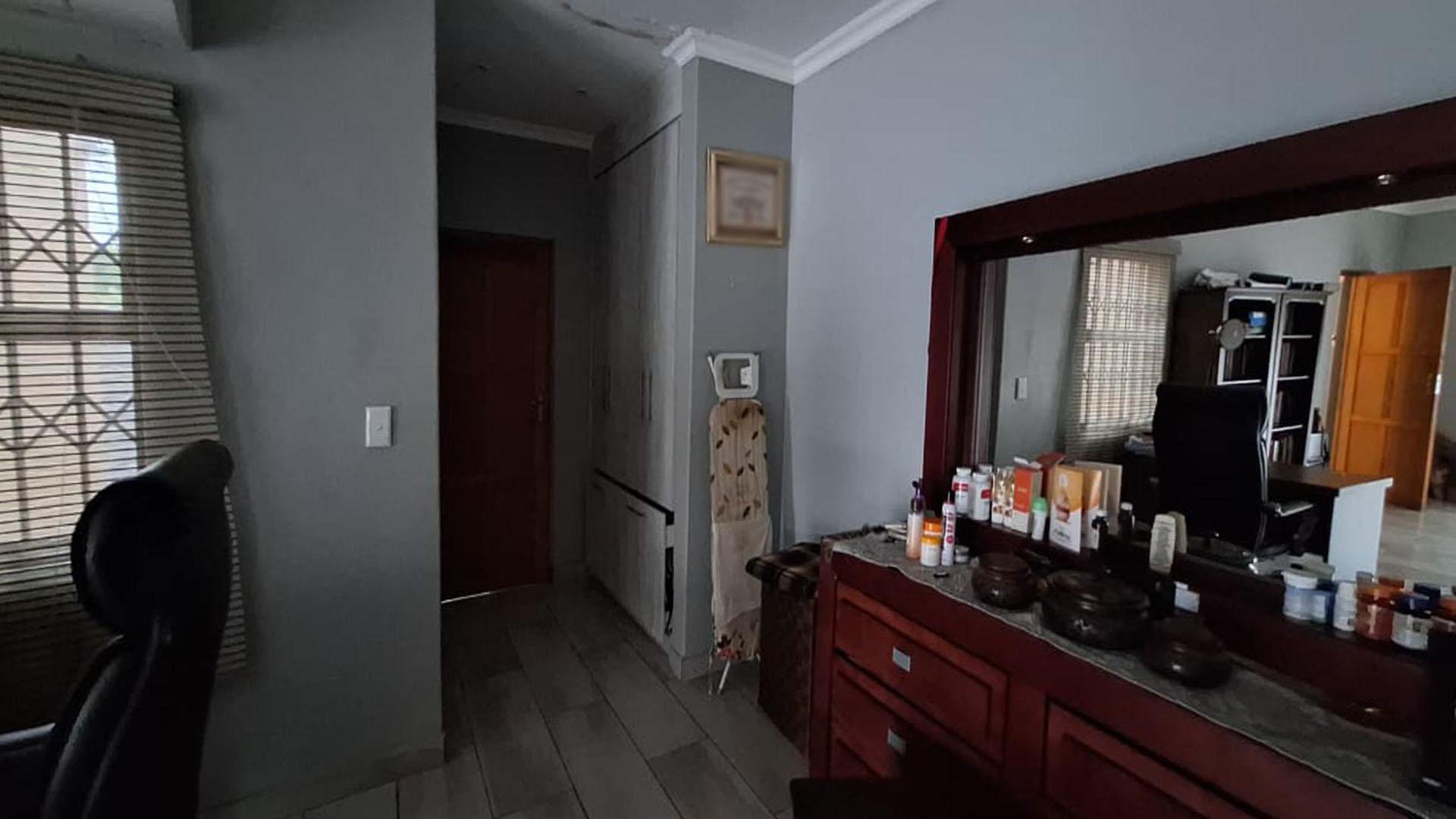 Study - 11 square meters of property in Glen Marais