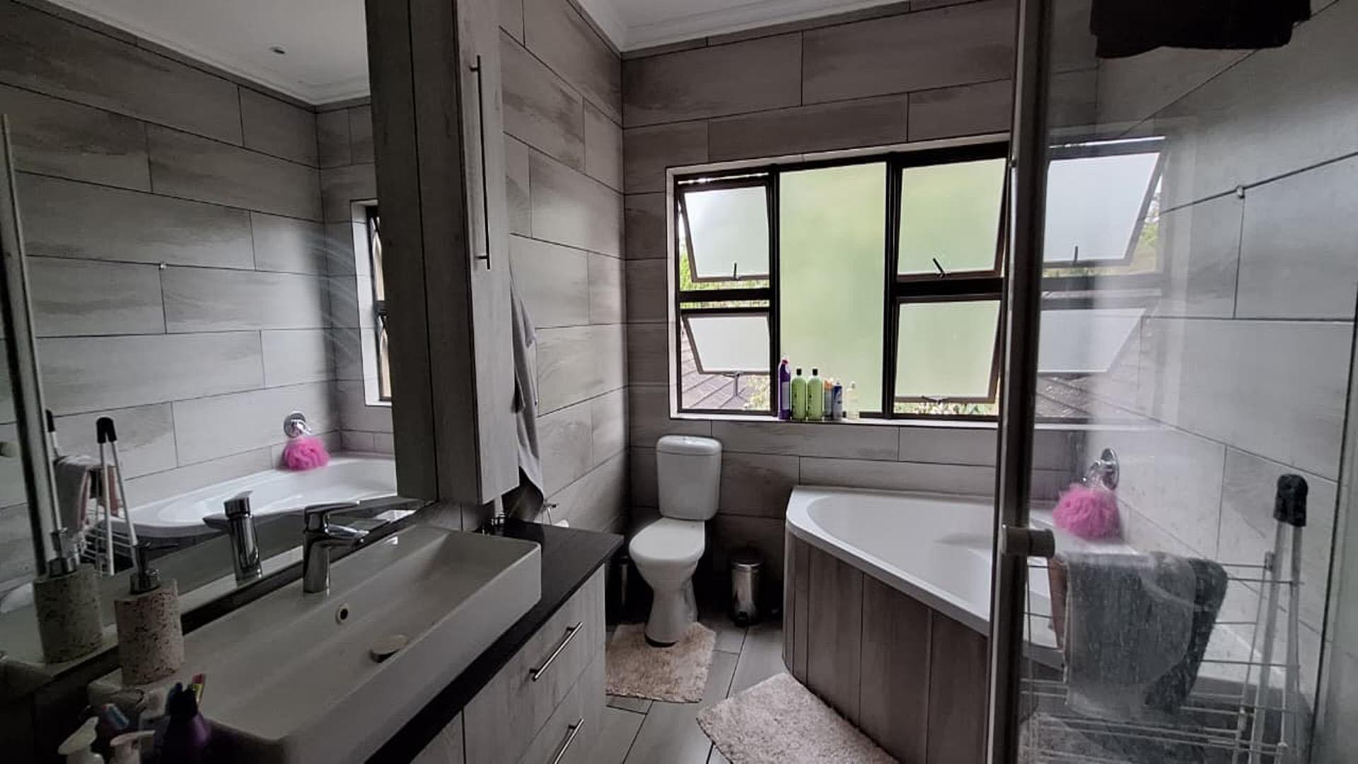 Main Bathroom - 8 square meters of property in Glen Marais