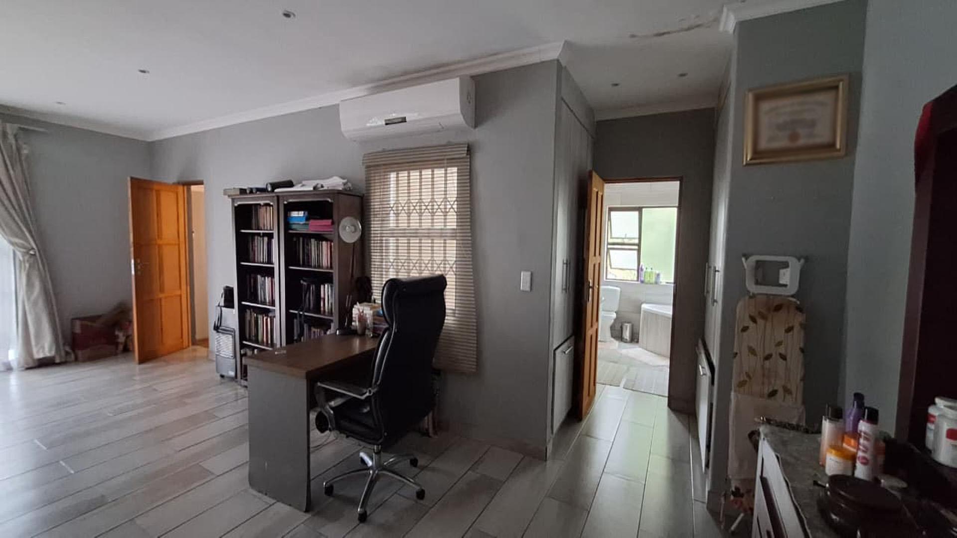 Study - 11 square meters of property in Glen Marais