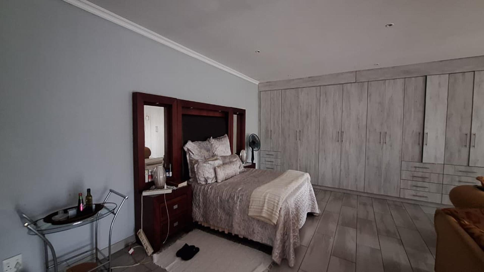 Main Bedroom - 26 square meters of property in Glen Marais