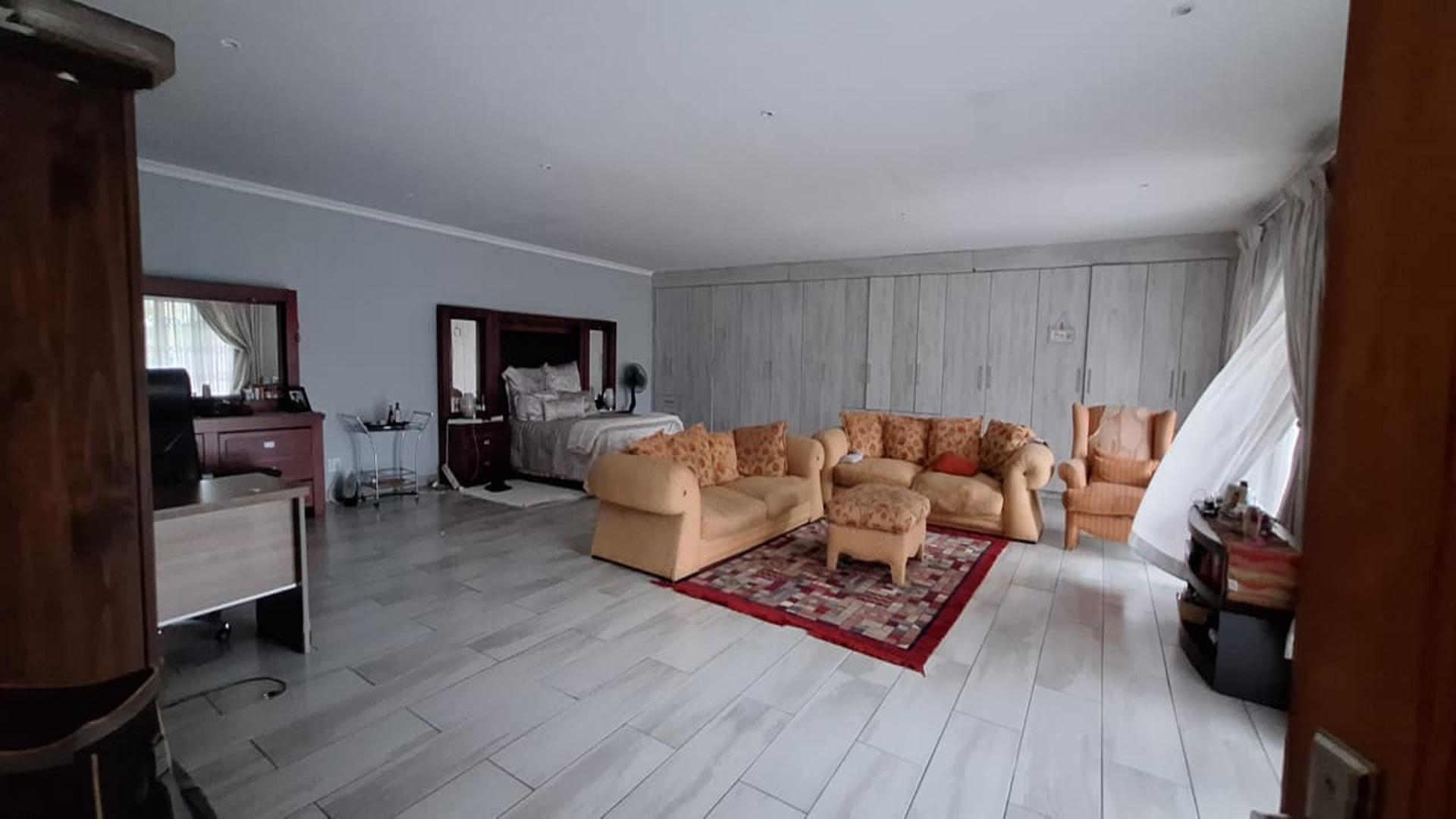 Lounges - 68 square meters of property in Glen Marais