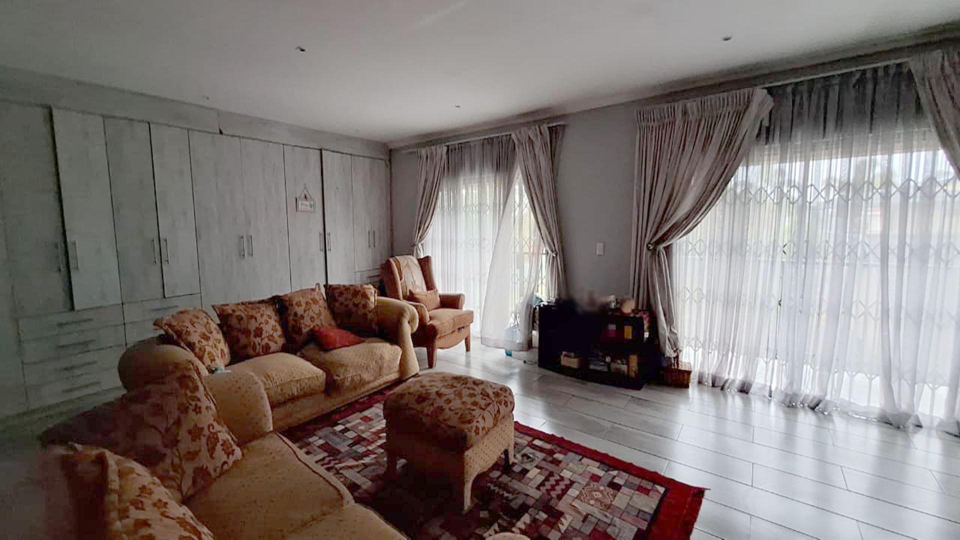 Lounges - 68 square meters of property in Glen Marais