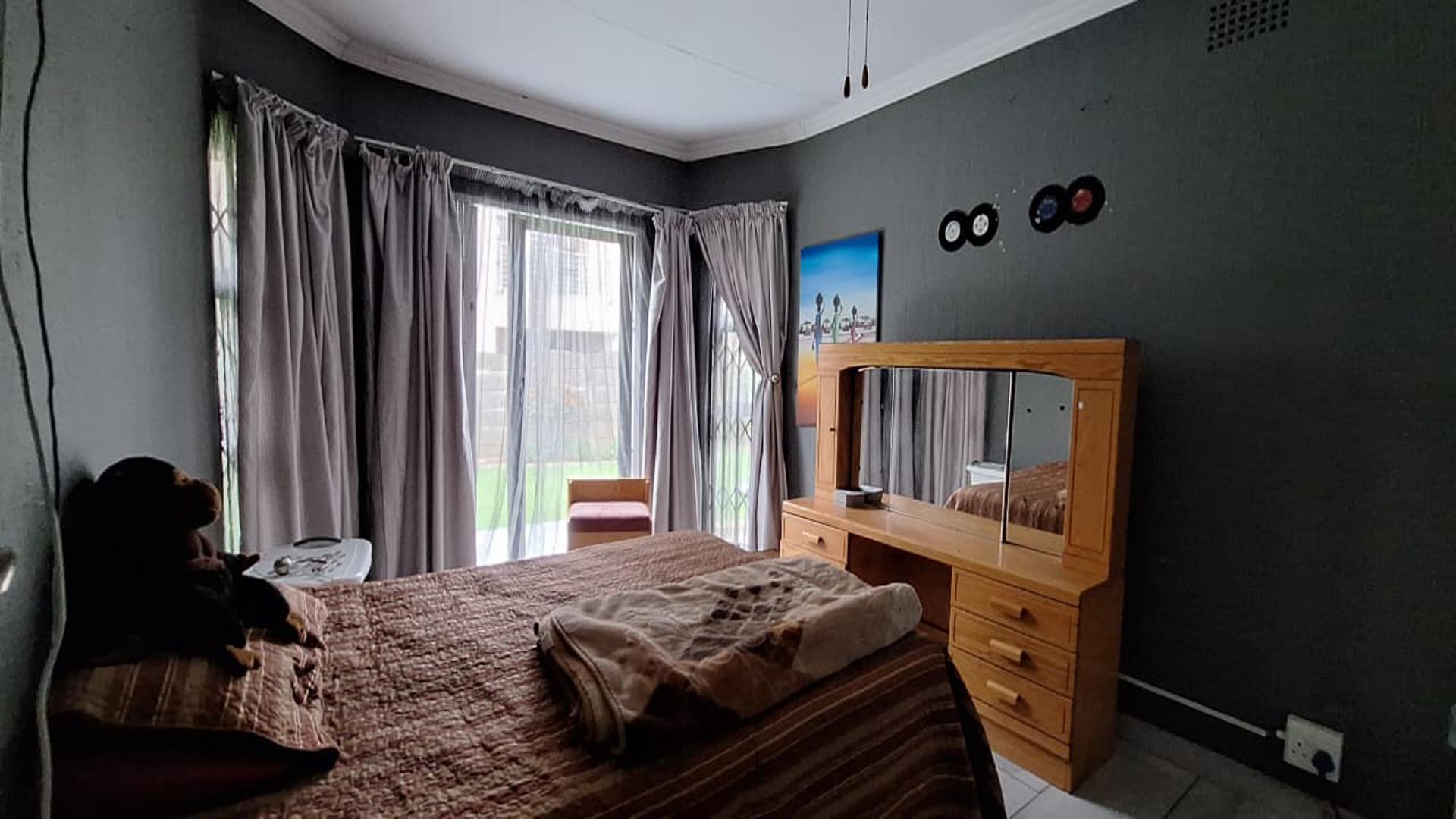 Bed Room 3 - 19 square meters of property in Glen Marais