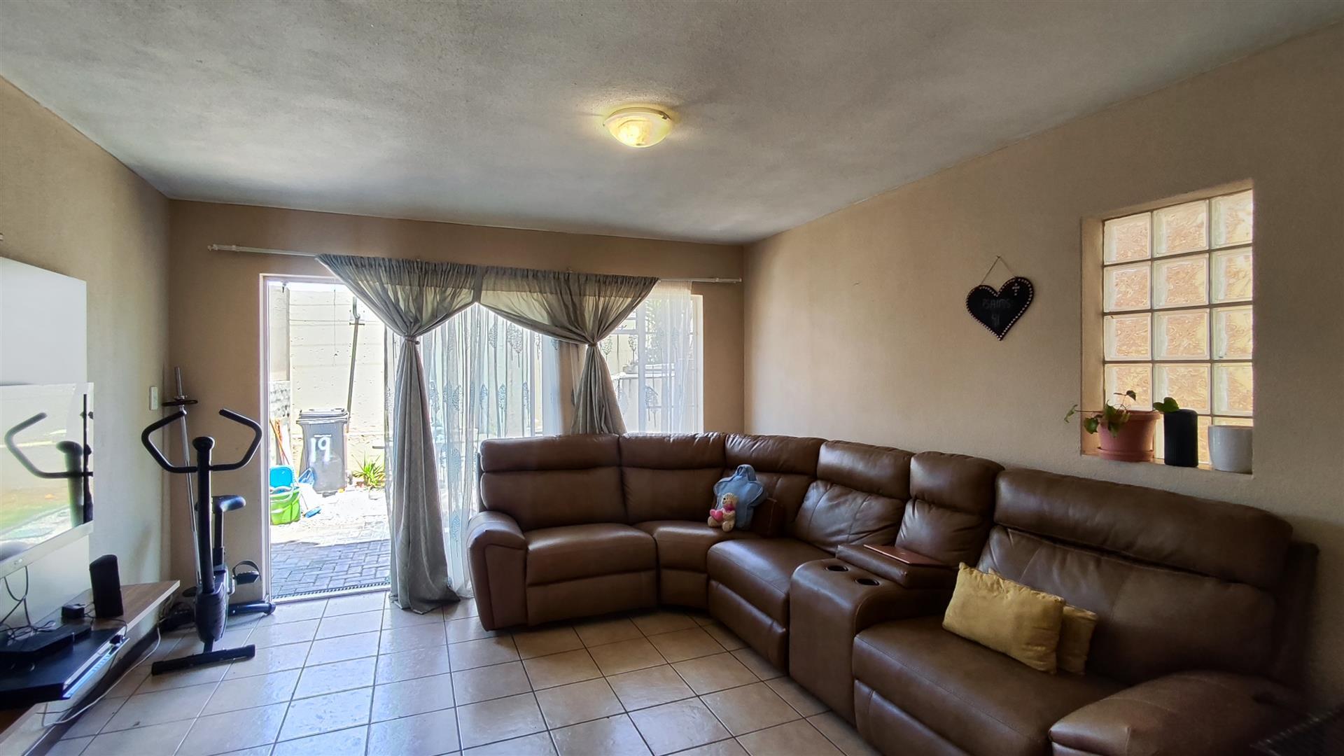 Lounges - 16 square meters of property in Birchleigh