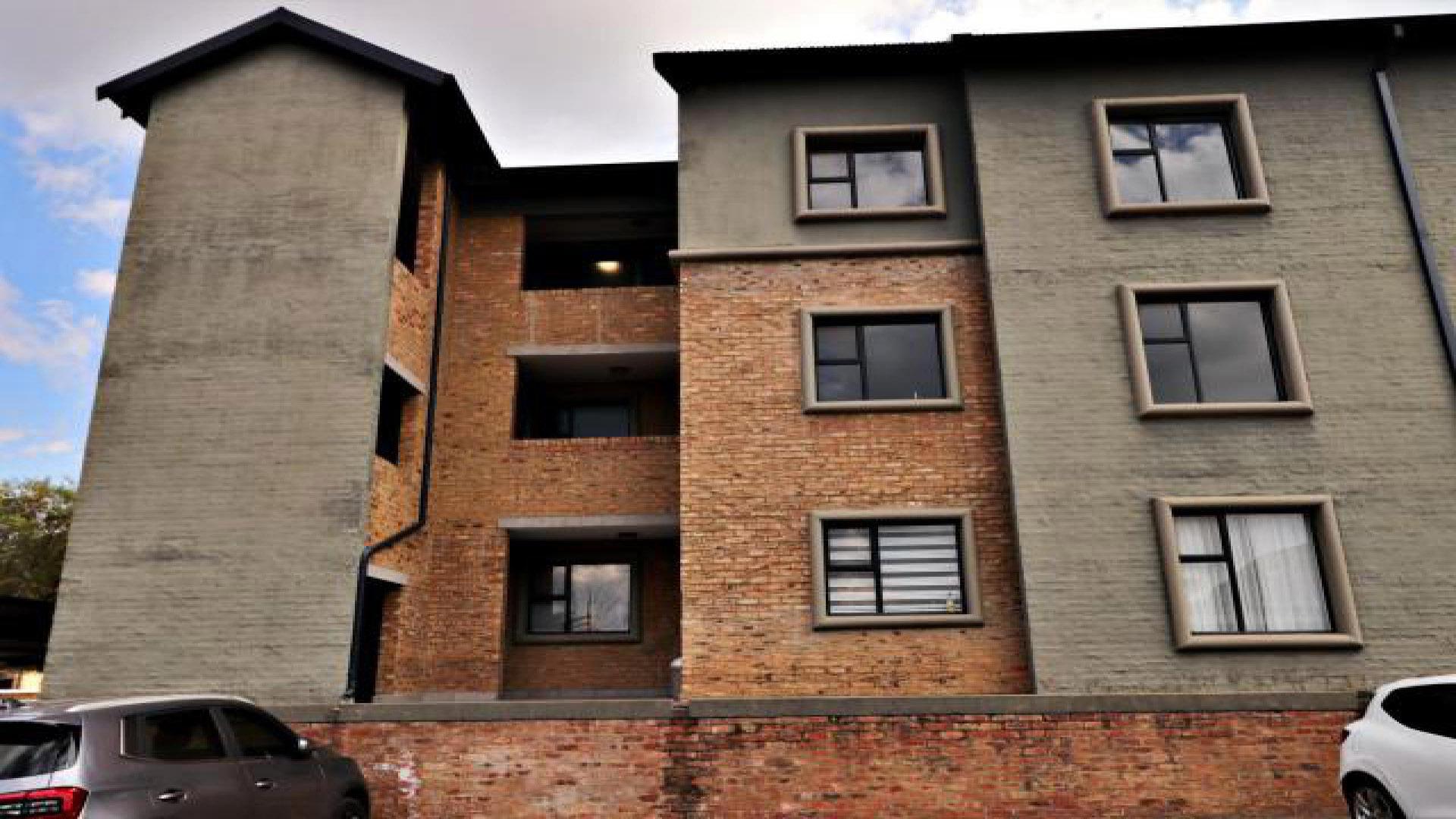 Front View of property in Pomona