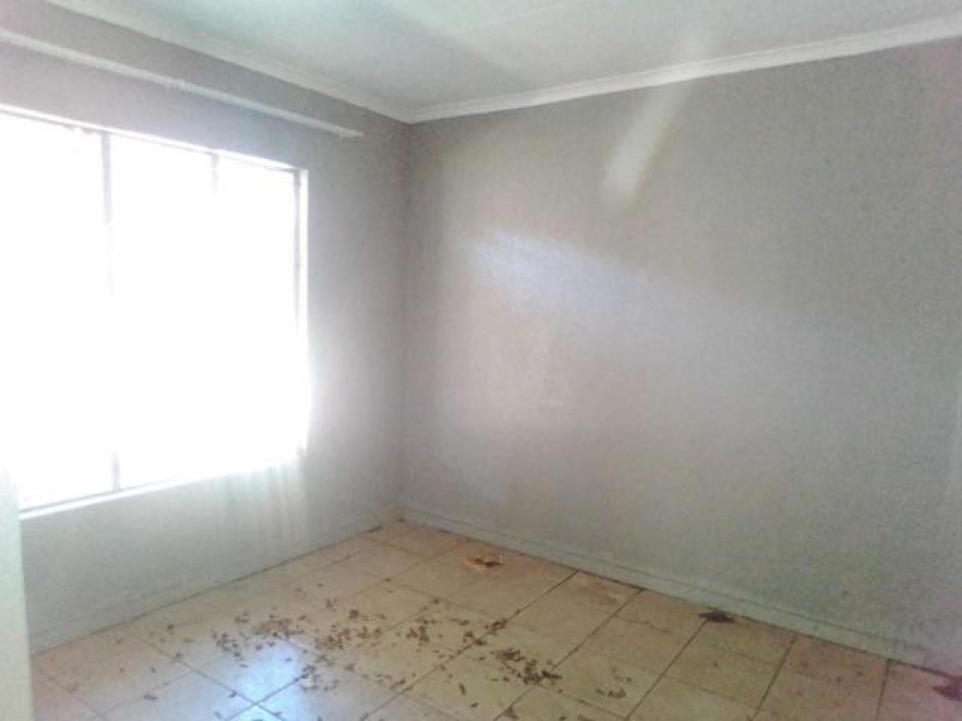 Bed Room 1 of property in Rustenburg Oos-Einde