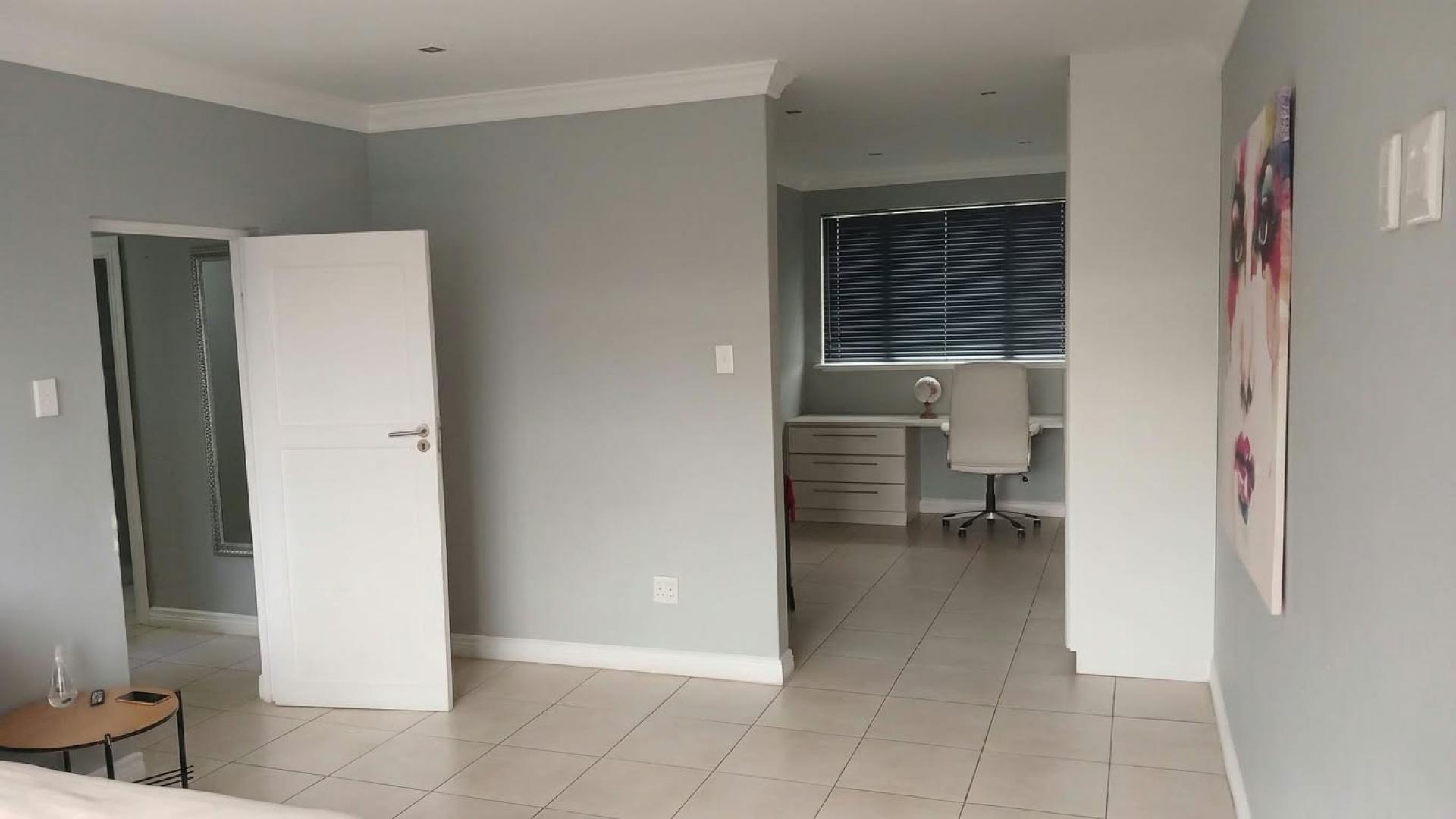 Bed Room 1 of property in Summerstrand