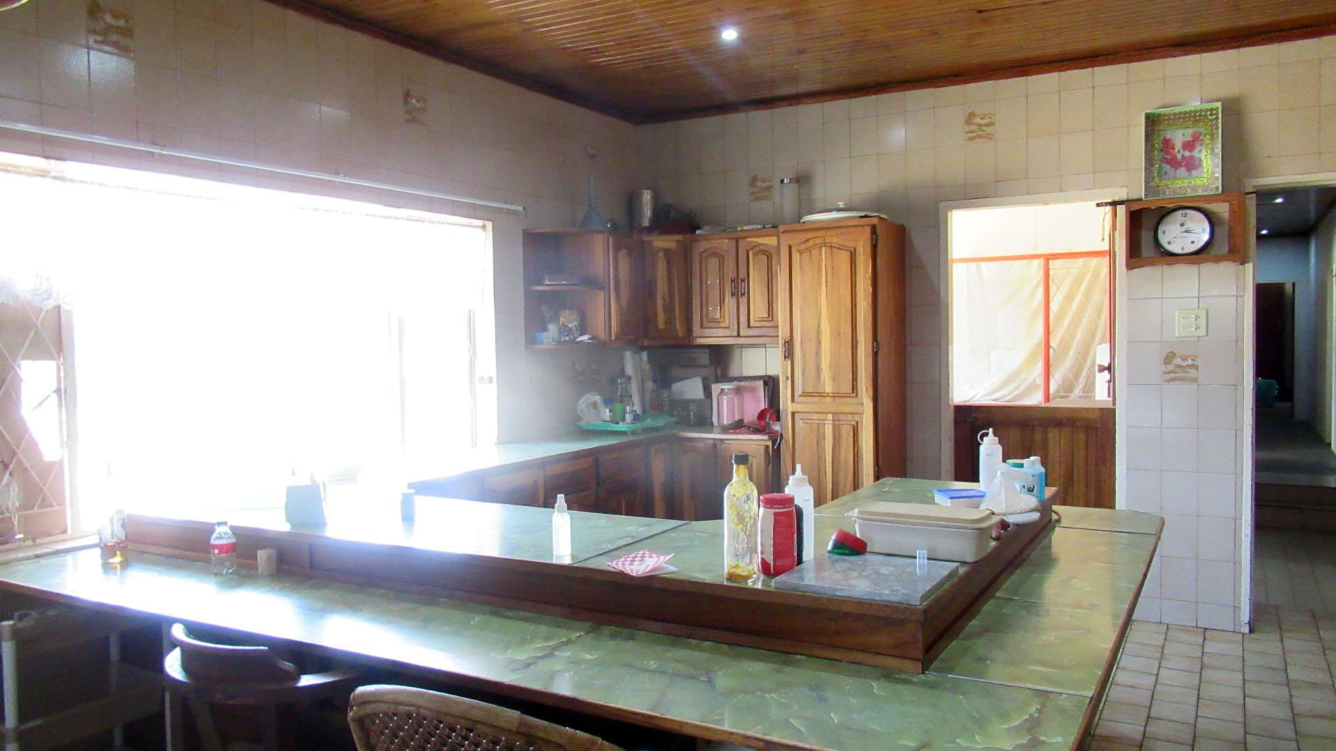 Kitchen - 26 square meters of property in Farm Haakdoornboom